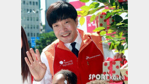 [포토] 손현주, 아이들을 향한 ‘사랑의 미소’