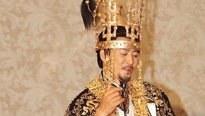 [SD포토] ‘왕의 위엄’ 최수종, ‘길을 비켜라 내가 간다!’