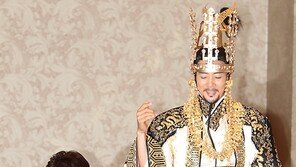 [SD포토] ‘대왕의 꿈’ 최수종, ‘계단 오르기는 어려워…’