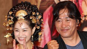 [SD포토] 이영아, 신창석 감독 옆서 소두 미녀 인증