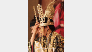 [SD포토] 최수종, 무거운 왕관 잡는 순간 ‘각 살아있어’