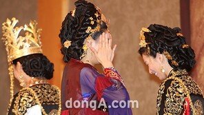 [SD포토] 이영아, 무거운 가채 ‘손이 가요 손이 가’