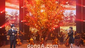 [SD포토] 서인국-정은지, 단풍나무 아래 ‘우리 사랑 이대로’