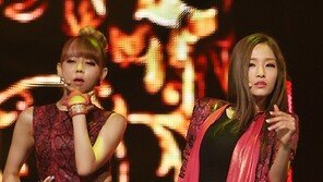 [SD포토] 투엑스 지유-은영, 시선 사로잡는 섹시 퍼포먼스