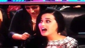 [영상] MTV 시상식, 싸이에게 기습 뽀뽀한 케이티페리