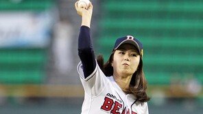 [포토] 김주희 아나, 큰 시구 동작에 뽀얀 속살 노출