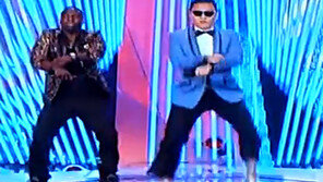 싸이, MTV 한국말-말춤 작렬…케이티 페리 ‘열광’-리한나 ‘멘붕’