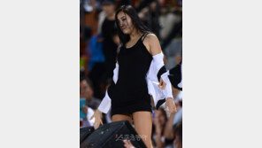 [포토] 치어리더, 상의 탈의 퍼포먼스에 남성팬들 ‘눈 뿅!’