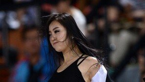 [포토] 치어리더, 돌발 행동… 관객석 ‘멘탈붕괴!’