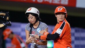 [포토] 일일 배트걸 김수현, 불만 가득? ‘뽀로통’