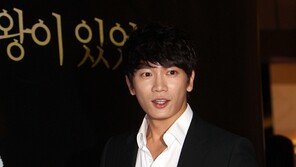 [포토] 지성, 이보영 어디에? 홀로 영화 나들이