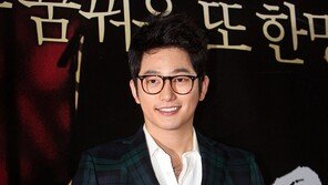 [포토] 박시후, 안경+수트로 지적인 댄디 가이로 변신