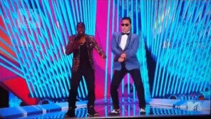 [연예 뉴스 스테이션] 싸이, 美 MTV 시상식 말춤…“죽이지” 한국말도