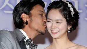 [포토] ‘결혼식’ 이주노, 부드러운 뽀뽀 ‘신부 부끄부끄’