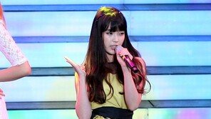 [포토] 아이유, 우윳빛 각선미 뽐내며 깜찍 댄스