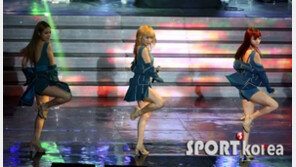 [포토] 카라, 자켓 벗고 학다리 댄스 ‘아찔해’