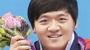 세수도 겁내던 물 공포증 아이, 물의 지배자로… 민병언 배영 50m 金 