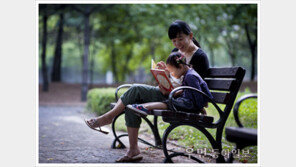 [우먼 동아일보 컬처 인포] 한국출판문화산업진흥원, ‘2012 손 안 애서(愛書) 사진 및 UCC 공모전’ 수상작 발표