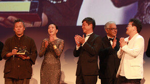 황금사자 품에 안고 눈물의 “아리라∼앙!”