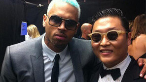 싸이, 세계적인 팝스타 크리스 브라운과 셀카… ‘우린 강남브라더!’