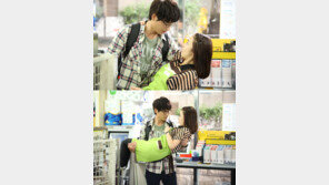 ‘유리가면’ 이지훈, 서우 번쩍 안으며 ‘밀착 스킨십’