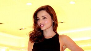 [포토] ‘파격 의상’ 미란다 커, 글래머 몸매 강조 