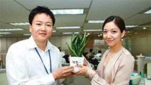 첫 출근날 빨간선인장 선물… “뿌리 잘 내리세요”