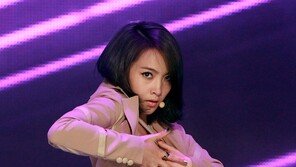 [포토] 카라 강지영, 짜릿한 손 터치 ‘초절정 섹시’