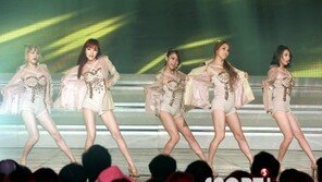 [포토] 카라, 재킷 열며… ‘단체로 볼륨감 작렬!’