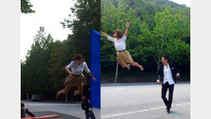 김정은 굴욕사진 “놀란 표정으로 와이어에 대롱대롱”