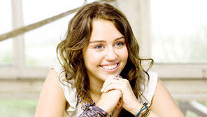 ‘美 국민여동생’ 마일리 사이러스, 클럽서 남성 폭행 ‘충격’