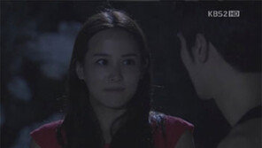 ‘해운대’ 조여정-김강우, 밀착 스킨십 ‘아슬아슬하네’