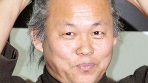 [SD포토] ‘피에타’ 김기덕 감독, 황금사자상 들다