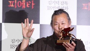 [SD포토] 영화계 거장 김기덕, 기자회견서 골든 키스