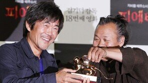 [SD포토] 김기덕 감독, 이현승 감독에게 황금 기운 전달