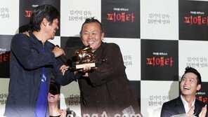 [SD포토] 이현승-김기덕 감독, ‘응답하라 황금사자상’