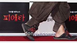 [SD포토] ‘김기덕 기자회견’, 빈티지 운동화…거침없는 걸음