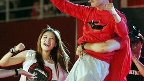 [포토] 유노윤호, 괴력 폭발…최강창민 번쩍 들었다