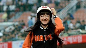 [포토] 롯데 치어리더 김연정, 男心 홀리는 섹시한 눈웃음