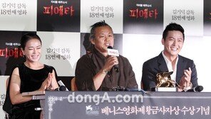 [SD포토] 조민수-김기덕-이정진, 베니스 휩쓴 삼총사