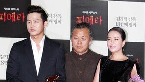 [SD포토] 이정진, 두 손으로 고이 ‘황금사자상은 소중하니까요’