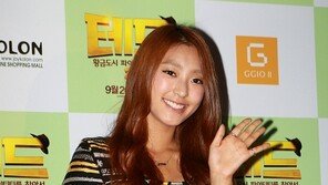 [포토] 씨스타 보라, ‘깜놀’ 부르는 기괴 패턴 원피스