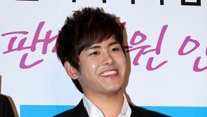 [포토] 인피니트 호야, 팬에 응답하는 훈남 미소