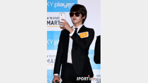 [포토] 인피니트 성열, 입술 앙다물고 셀카 삼매경