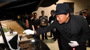 [포토] ‘故 최헌 발인’ 김흥국, ‘꽃 한송이 드립니다’