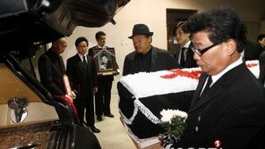 [포토] ‘故 최헌 발인’ 김흥국, ‘형님 가시는 길은 내 손으로…’
