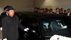 [포토] ‘故 최헌 발인’ 김흥국, ‘끝까지 떠날 수 없어…’