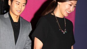 [SD포토] 김동준, 대선배 이미연 뒤에서… ‘살금 살금’