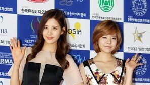 [SD포토] 소녀시대 서현-써니, ‘男心 홀린 상큼 손인사~’