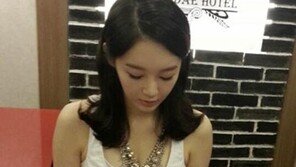 강민경 에어캡놀이 ‘집중’… 네티즌들 “자꾸 몸매에 눈길이~”